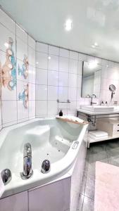 O baie la 90qm Designerwohnung mit Küche und Jacuzzi in DO-City