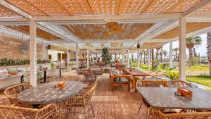 A restaurant or other place to eat at Ayvalık Sea Resort