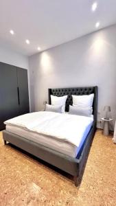 Un pat sau paturi într-o cameră la 90qm Designerwohnung mit Küche und Jacuzzi in DO-City