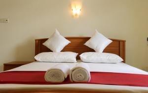Postel nebo postele na pokoji v ubytování Kandy Lakeside Escape