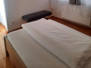 Postel nebo postele na pokoji v ubytování Gasthof Weißes Ross