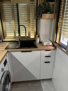 Kuchyňa alebo kuchynka v ubytovaní Apartamento PARADISE Solo Familias