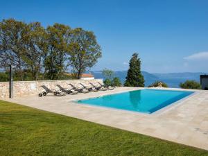 Bazén v ubytování Lovely apartment in Labin nebo v jeho okolí