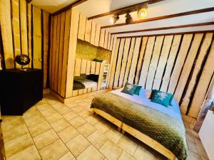 Postel nebo postele na pokoji v ubytování La balade en forêt - gîte 9 personnes en Ardenne