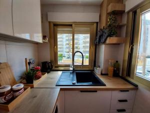 Kuchyňa alebo kuchynka v ubytovaní Apartamento PARADISE Solo Familias