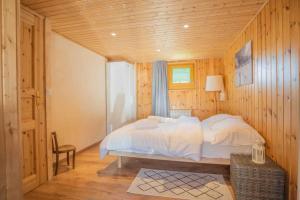 a bedroom with a bed in a wooden wall at Chalet avec vue in Nendaz