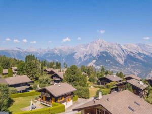 an aerial view of a house with mountains in the background at Chalet avec vue in Nendaz