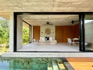 Außenansicht eines Hauses mit Swimmingpool in der Unterkunft Cape Pakarang Wow Wild Wellness Escapes in Khao Lak