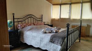 una camera da letto con letto con struttura nera di Good Art a Strevi