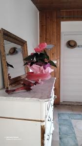 un tavolo con specchio e una pianta sopra di Good Art a Strevi