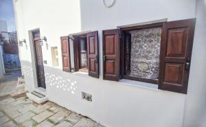 林都斯Unique Stes Lindos的建筑物一侧的一排窗户