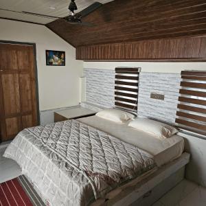 Postel nebo postele na pokoji v ubytování MysticGreens Guest House!
