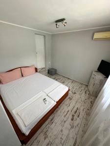 ein Schlafzimmer mit einem großen weißen Bett in einem Zimmer in der Unterkunft Lea Hause with swimming pool,Jacuzzi in Vitosha montain and free parking in Sofia + 43 Fotos