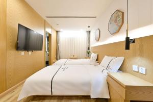 TV a/nebo společenská místnost v ubytování Xingshe Alley Courtyard Hotel Beijing Wangfujing Forbidden City Branch - Breakfast included & English speaking reception & Free WiFi and Laundry room & Hutong Culture & Cat-keeping & Flower-growing Terrace & One day tour service & Free coffee