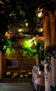Les Chambres de Paulette à Theme LA JUNGLE ROOM外面的花园
