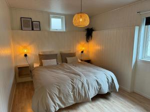 Ένα ή περισσότερα κρεβάτια σε δωμάτιο στο Charming Apartment in the harbour of Jørpeland