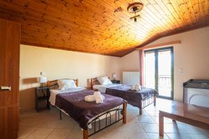Postel nebo postele na pokoji v ubytování Cassandra Apartment Plataria
