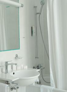 Koupelna v ubytování Grand Hotel et Centre Thermal d'Yverdon-les-Bains
