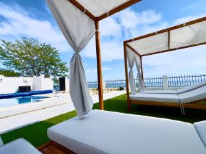 En eller flere senge i et værelse på The White Pearl Boutique Villa