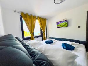 En eller flere senge i et værelse på The White Pearl Boutique Villa + 23 billeder