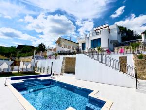 Swimmingpoolen hos eller tæt på The White Pearl Boutique Villa