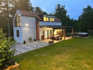 Budova, kde se vila nachází