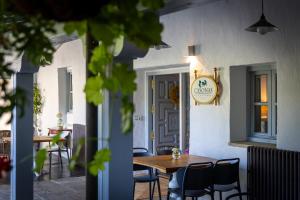 A restaurant or other place to eat at Casona Las Cinco Calderas