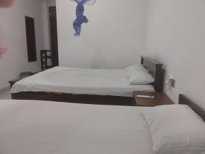 Voodi või voodid majutusasutuse Ajith rest house toas