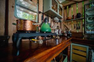 a kitchen counter with a green pot on top of it at Gränna Glamping in Gränna