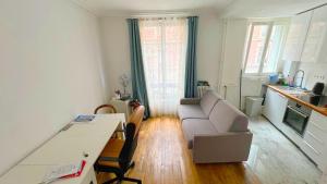 ein Wohnzimmer mit Sofa und Tisch in der Unterkunft Chambre privée proche Accord Arena et avec metro 20 min de la Tour Eiffel in Paris