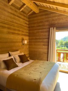 Postel nebo postele na pokoji v ubytování Chalet L'Oseraie, location touristique SPA 4 étoiles au cœur des Vosges