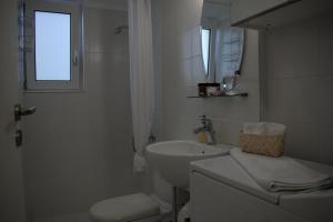 Ένα μπάνιο στο Sunny Comfortable Apartment +21 φωτογραφίες