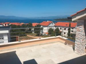 奈维斯Comfortable apartment with the view的可欣赏城市景观的阳台 更多6张照片