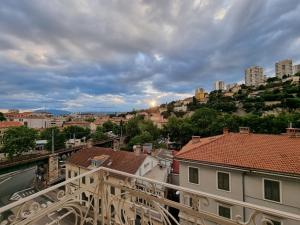 Nespecifikovaný výhled na destinaci Rijeka nebo výhled na město při pohledu z apartmánu