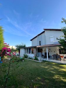 a white house with a yard in front of it at Villa 19 Apart Otel in Ilıca