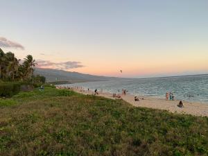 un gruppo di persone sulla spiaggia al tramonto di Ti Coin Les Coraux a La Saline Le Bains
