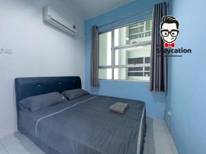 Un dormitorio con una cama en una habitación azul. en Staycation Homestay 54 Skyvilla Condo near MJC, en Kuching 52 fotos más