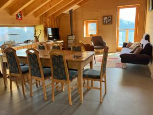 Posezení v ubytování Chalet Heidi et Peter dans les Alpes