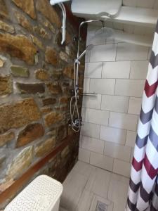 Koupelna v ubytování Nikos Stone House 80m from the beach with wifi