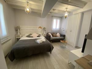 Postel nebo postele na pokoji v ubytování Apartamentos "Casa Abuelo Juan"