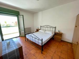 een slaapkamer met een bed en een groot raam bij Residence Leonardo sul mare in Silvi Marina