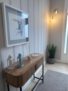 een houten tafel met een televisie aan de muur bij CASA NIEVES Centro Moaña in Moaña