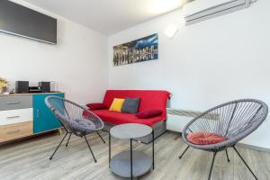 Posezení v ubytování Pool House Klara With Sauna - Happy Rentals + 33 fotografií