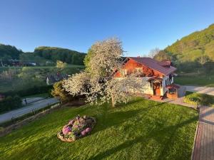 an overhead view of a house with a tree in the yard at Kaczmarówka in Mchawa