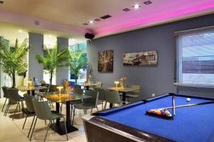 Biliár nebo kulečník v ubytování Akatos Hotel