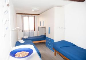 a room with two beds and a tub in it at Casa Elia in Venice