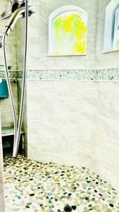 Koupelna v ubytování Gorgeous Lakefront Heated Pool Home, great Wi-Fi in Cape Coral