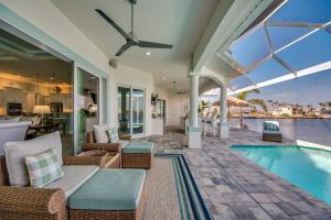 Bazén v ubytování Gorgeous Lakefront Heated Pool Home, great Wi-Fi in Cape Coral nebo v jeho okolí