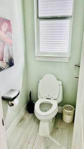 Koupelna v ubytování Gorgeous Lakefront Heated Pool Home, great Wi-Fi in Cape Coral + 23 fotografií