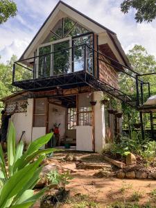 una casa con un balcone in cima di Balay Hilway - Cozy Rustic Cabin a Sara